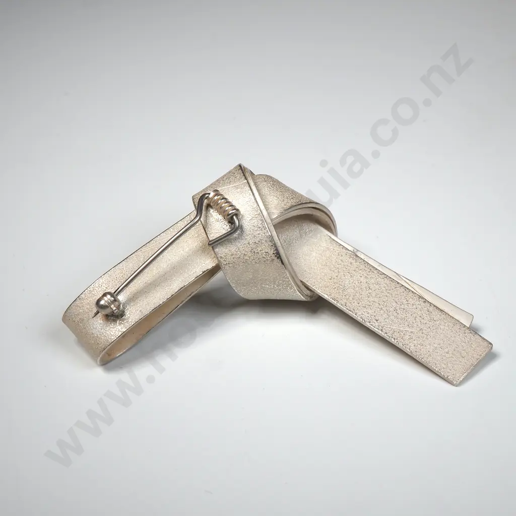 Koji Miyazaki: Sterling Silver Textured Knot Brooch Image 1++