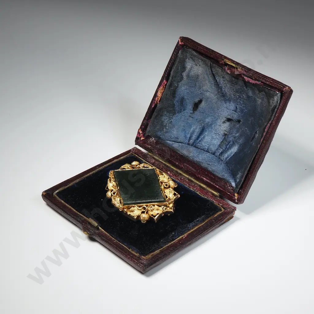 Colonial 15ct Gold Greenstone Brooch w Oak Leaf & Acorn Details - in Period Geo Young Dunedin Case Image 1++
