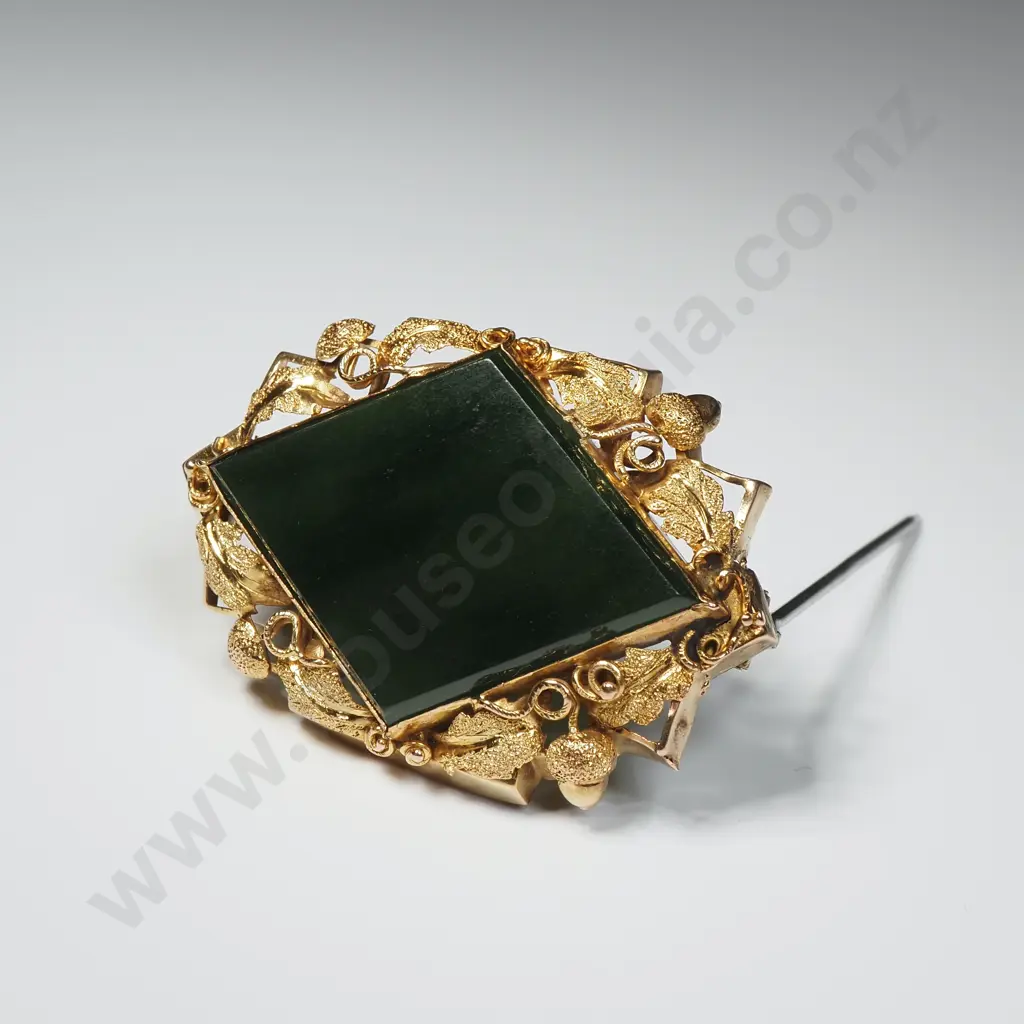 Colonial 15ct Gold Greenstone Brooch w Oak Leaf & Acorn Details - in Period Geo Young Dunedin Case Image 1++