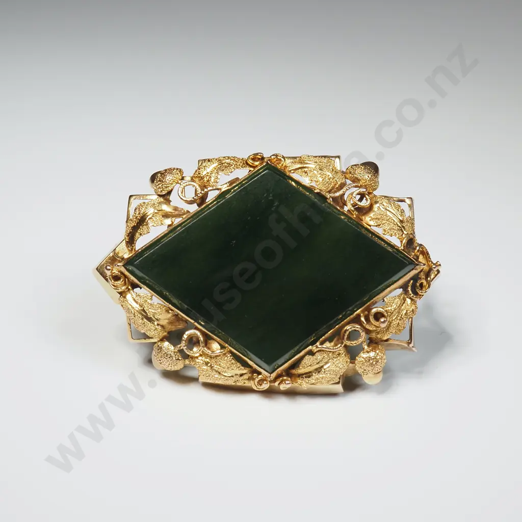 Colonial 15ct Gold Greenstone Brooch w Oak Leaf & Acorn Details - in Period Geo Young Dunedin Case Image 1++