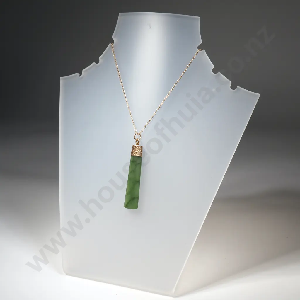 Colonial 9ct Gold & Greenstone Pendant on Vintage 9ct Gold Chain Image 1++