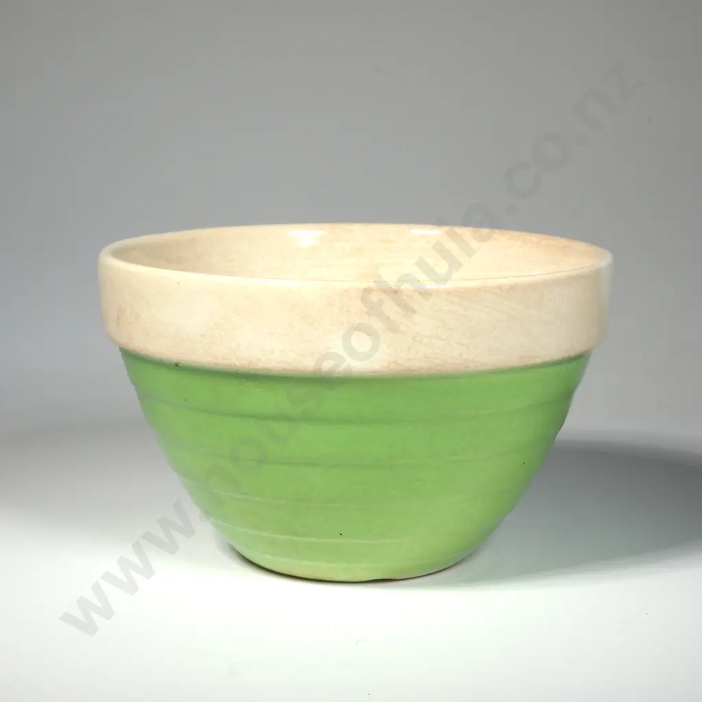 Small Crown Lynn Mixing Bowl w Green Exterior.  Image 1++