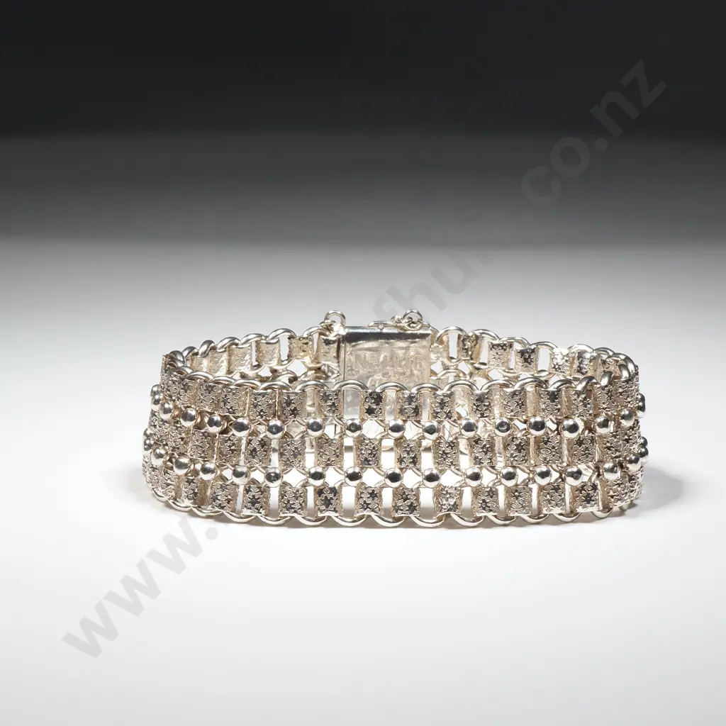 Victorian Sterling Silver Bracelet (1884 Inscription on Clasp) in Antique New Zealand Jewellers Case Image 1++