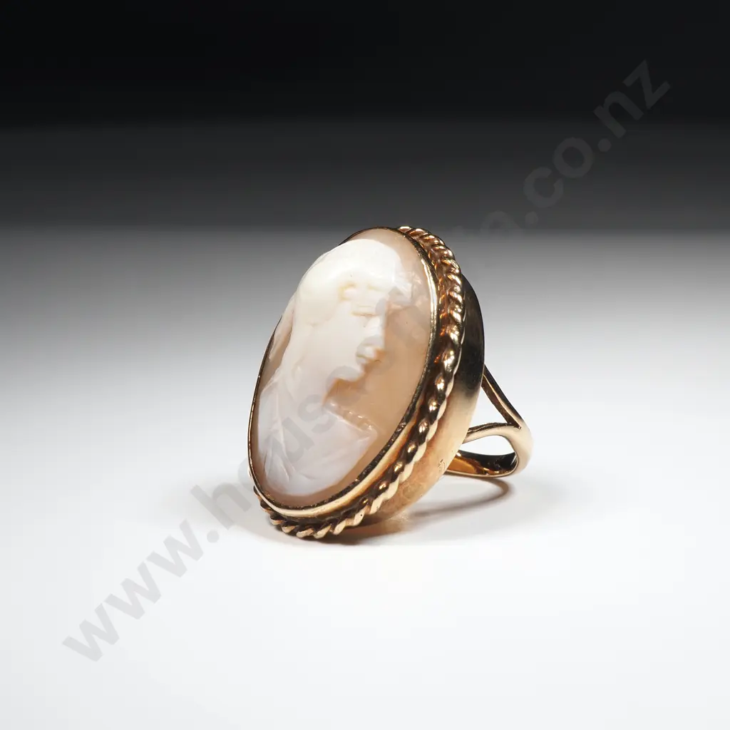 Substantial Vintage 9ct Gold Cameo Ring Image 1++