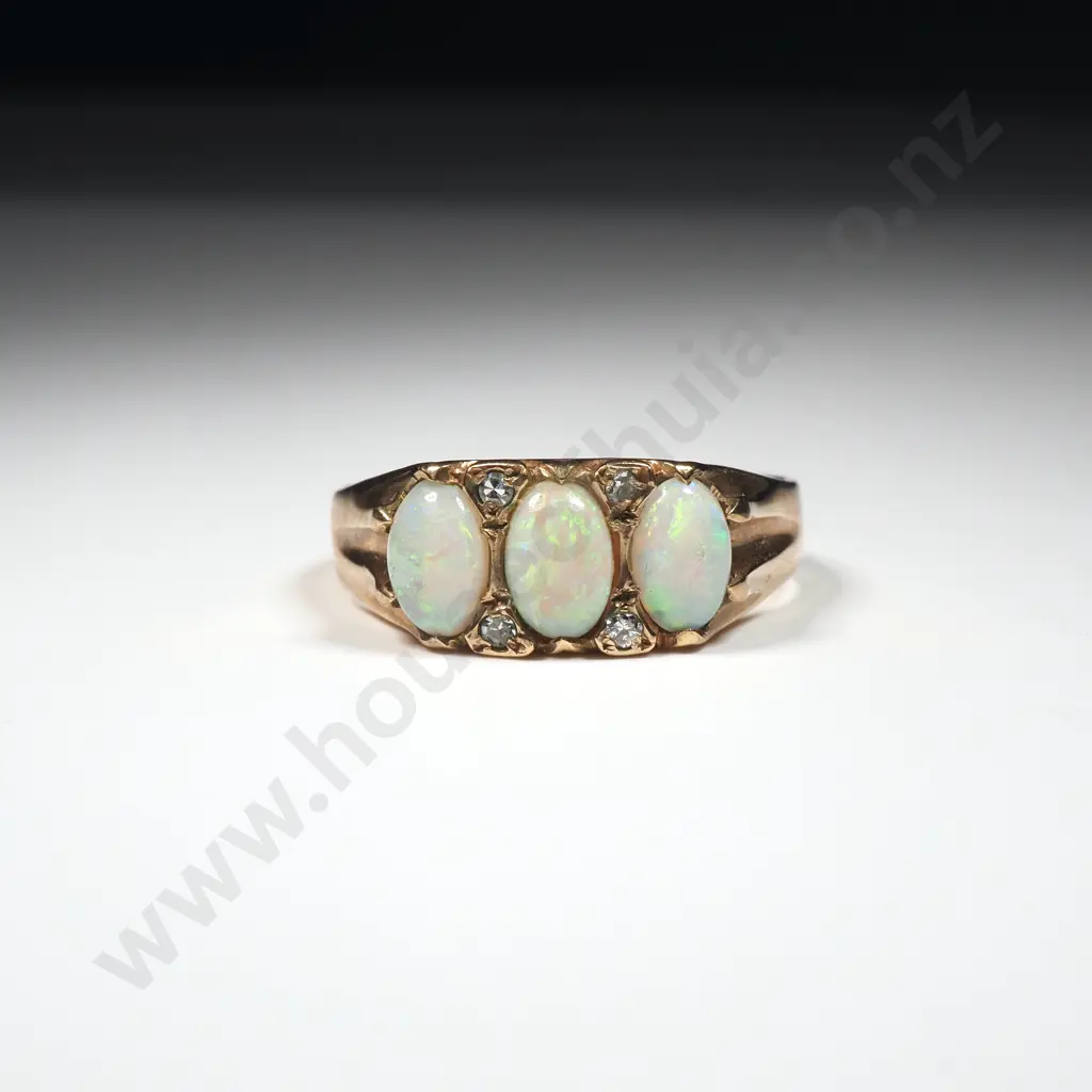 Vintage 9ct Gold Opal & Diamond Ring Image 1++