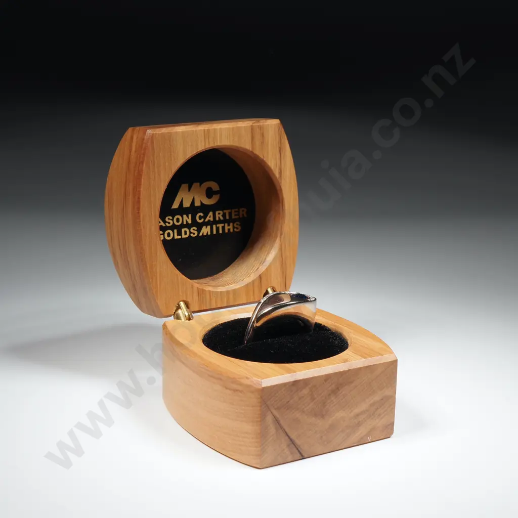 Impressive 18ct White Gold Sapphire & Diamond Mason Carter Ring Image 1++