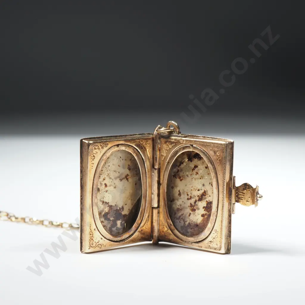 Vintage 9ct Gold Book Locket on 9ct Gold Chain Image 1++