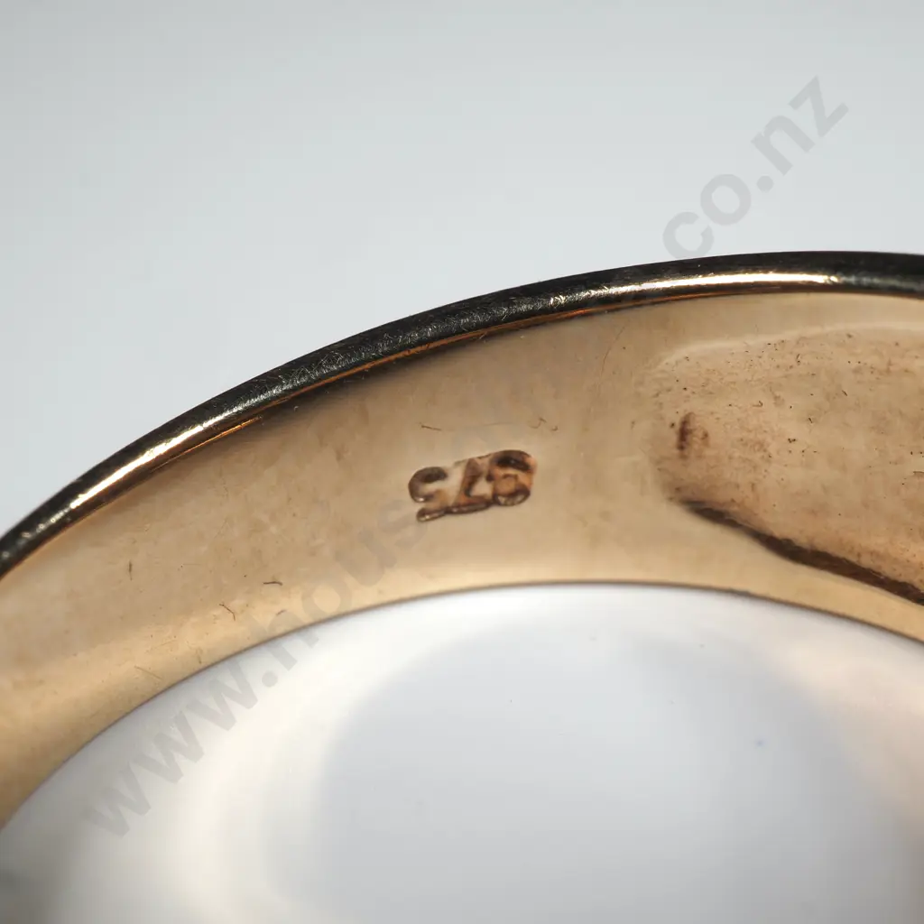 Vintage 9ct Gold Celtic Signet Ring w Small Diamond Image 1++