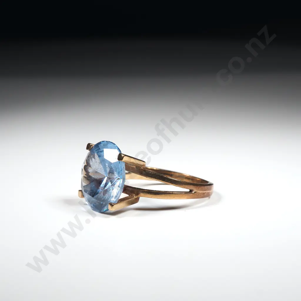 Round Brilliant Blue Topaz Ring in 9ct Gold Image 1++