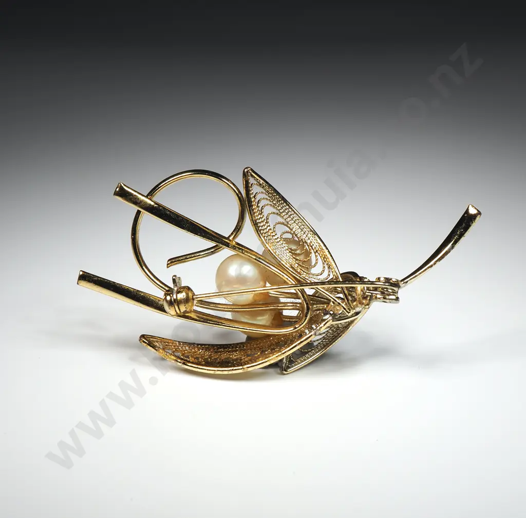 Vintage Gold Tone Faux Peral Costume Brooch Image 1++