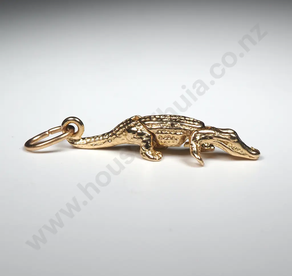 9ct Gold Crocidile Pendant Image 1++