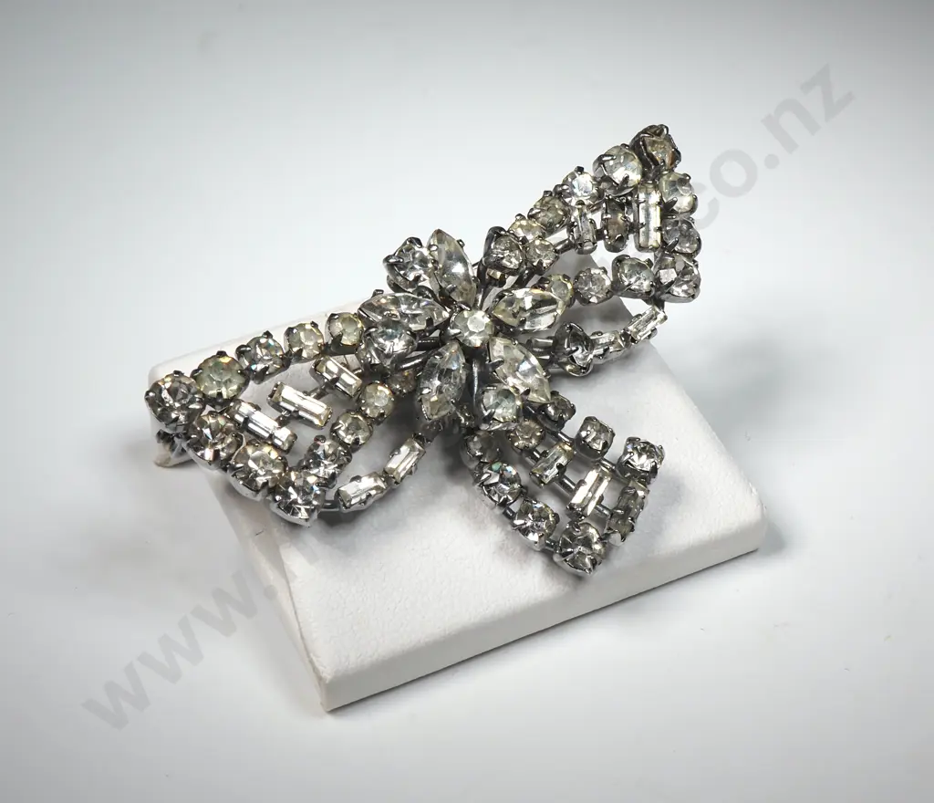 Vintage Angel Jewel Style & Silver Tone Brooch Image 1++