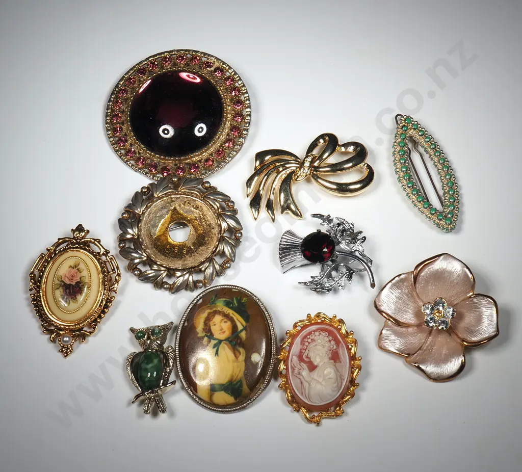 Assorted Lot of Costume Brooches Image 1++