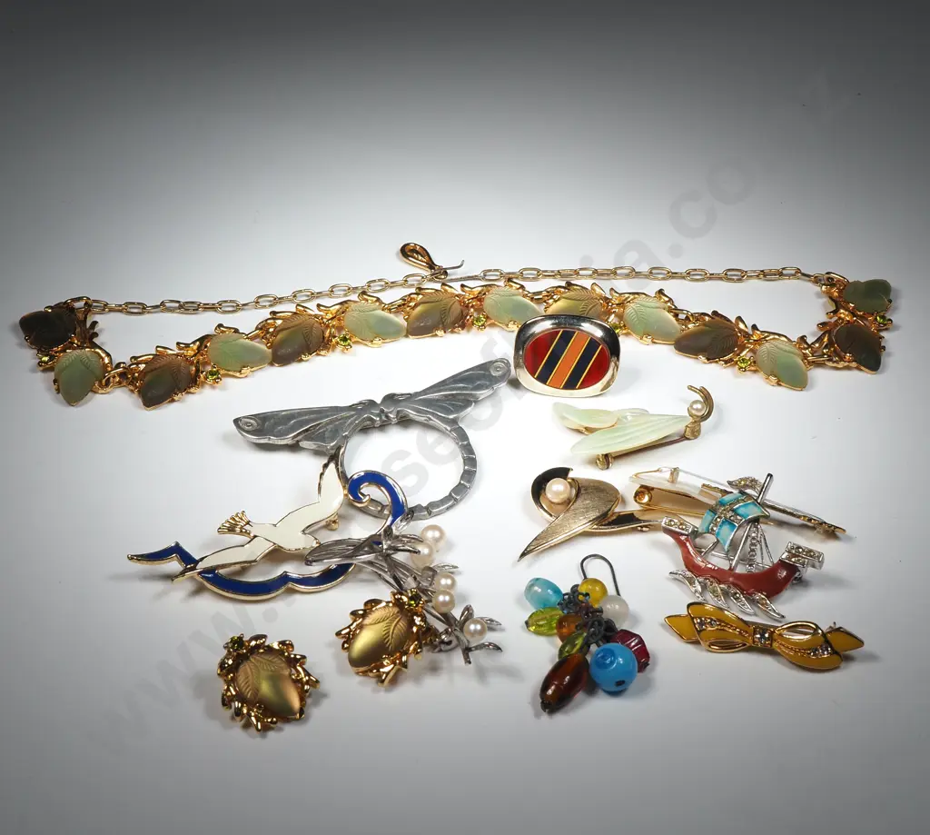 Assorted Lot of Vintage Quality Costume Jewellery Image 1++