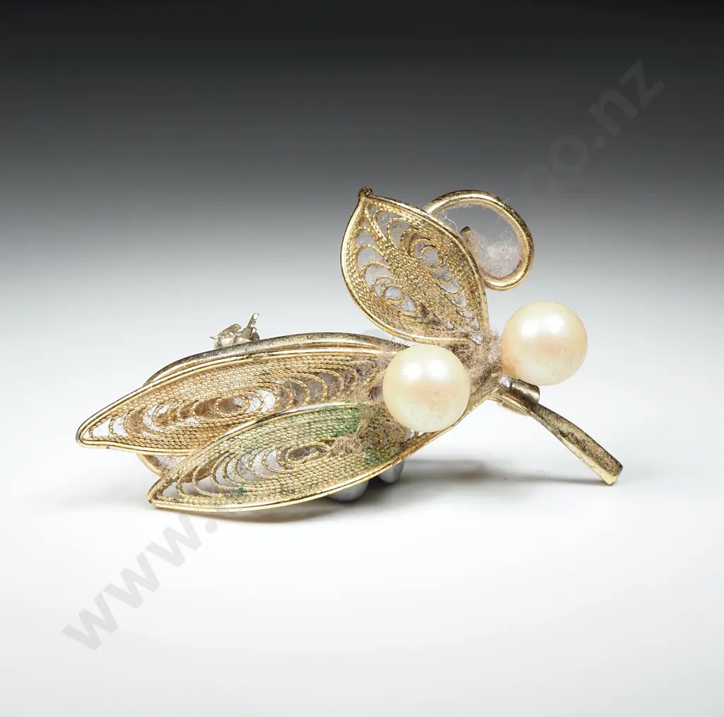 Vintage Gold Tone Faux Peral Costume Brooch. Image 1++
