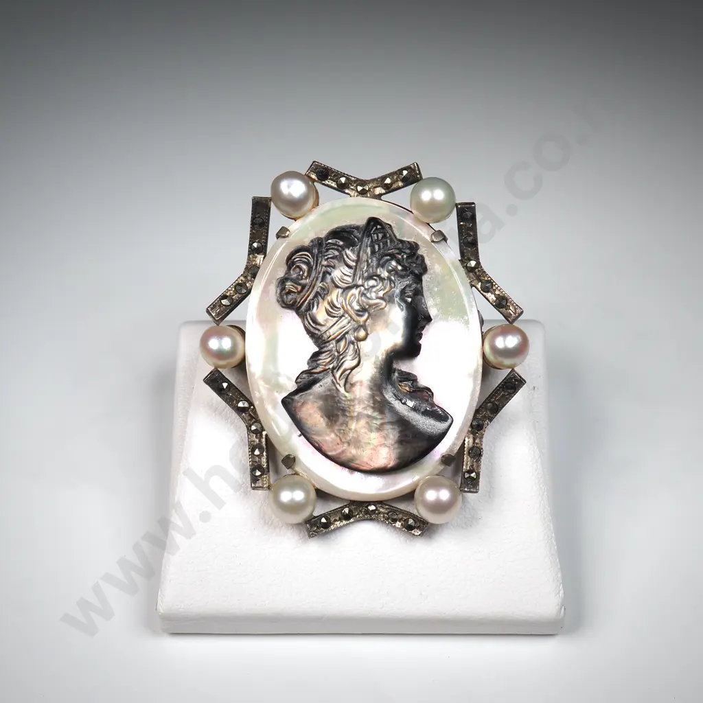 .800 Silver Cameo Brooch Image 1++