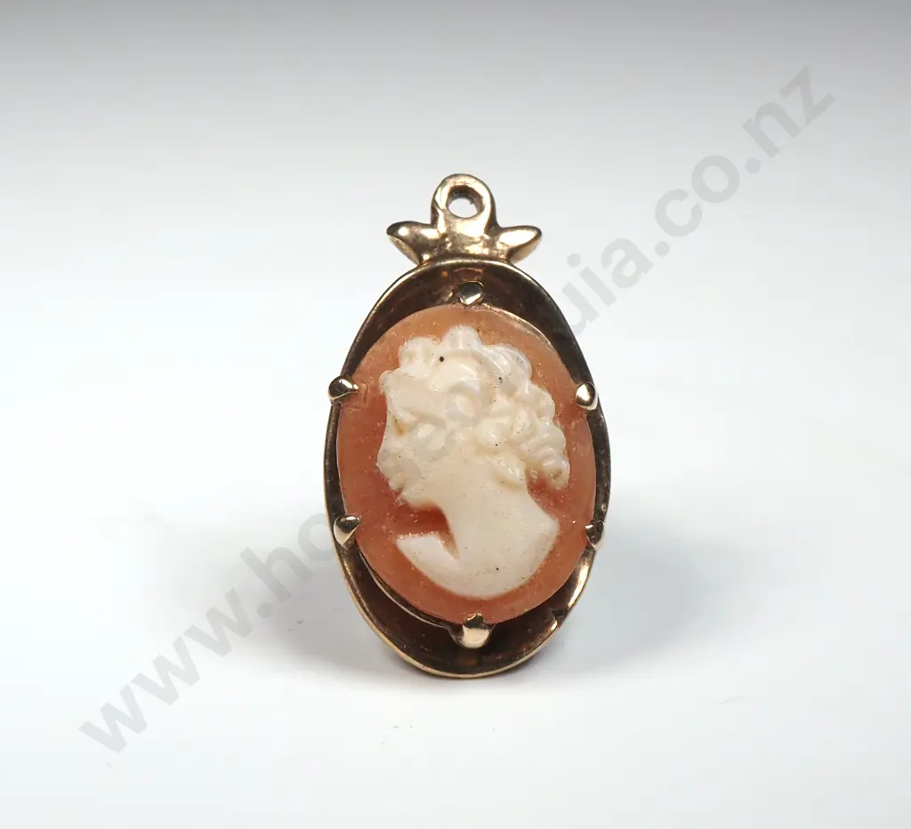 9ct Gold Cameo Pendant Image 1++