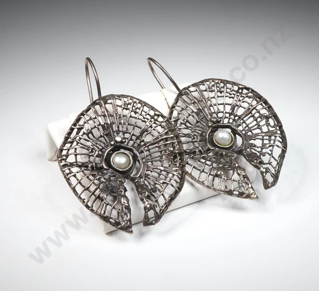 Interesting White Metal Pearl Earrings Image 1++