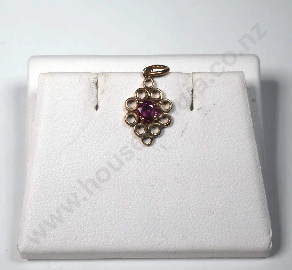 9ct Gold Red Gem Pendant Image 1++