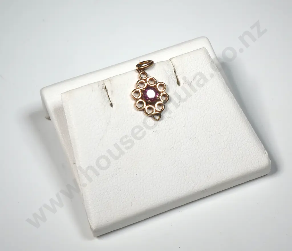 9ct Gold Red Gem Pendant Image 1++