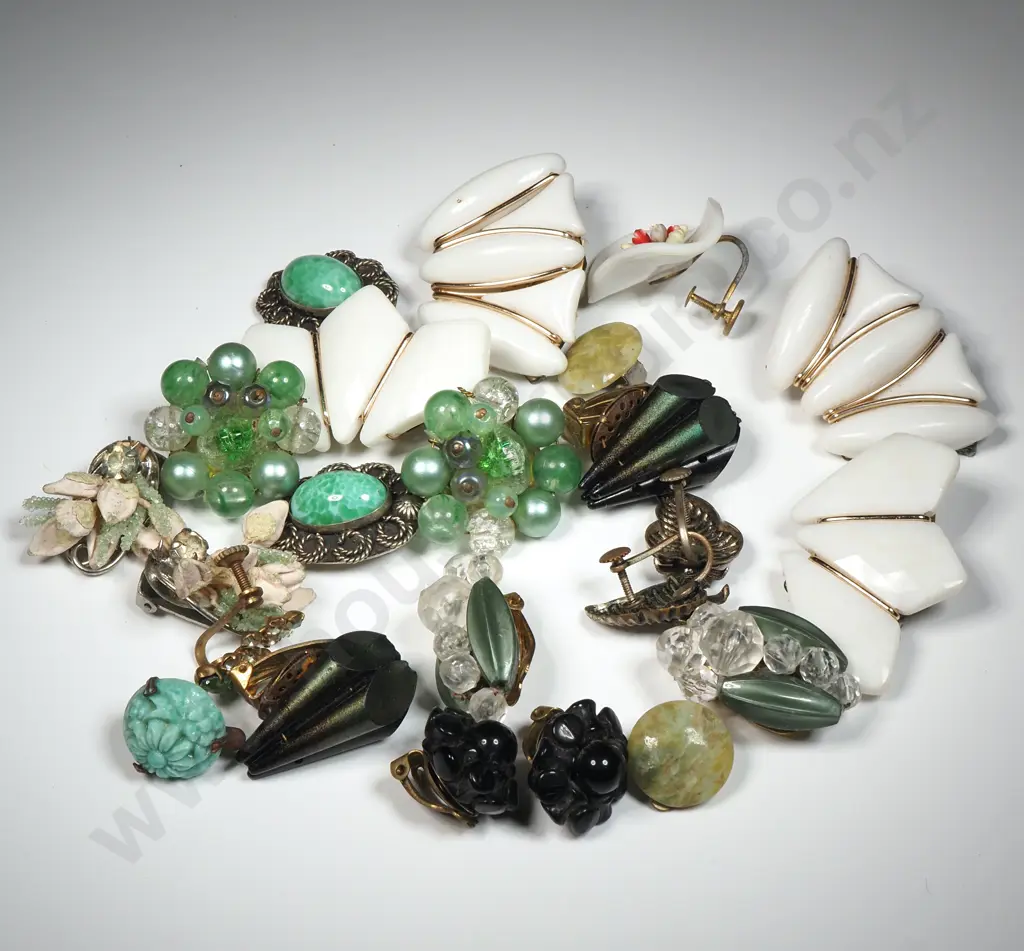 Large Assorted lot of Costume Earrings Image 1++