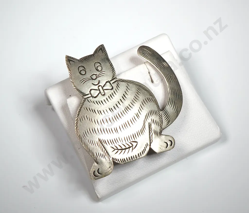 Silver Coloured Cat Brooch. Image 1++