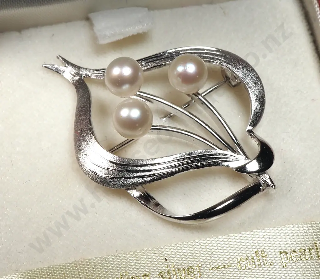 Boxed Toyomoto Sterling Silver & Cultured Pearl Brooch. Image 1++