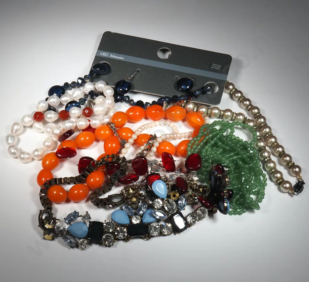 A Quantity Of Vintage Costume Necklaces  Image 1++