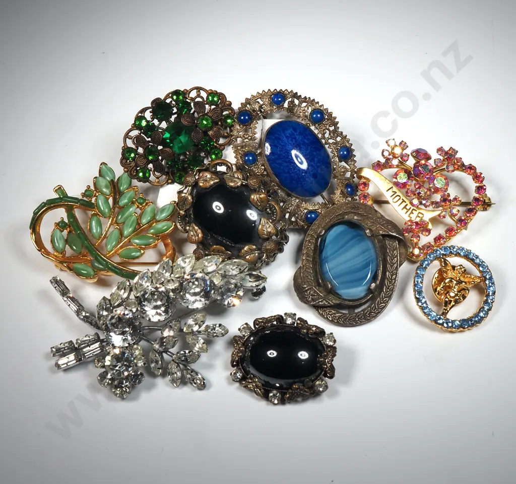 Eight Vintage Costume Brooches  Image 1++