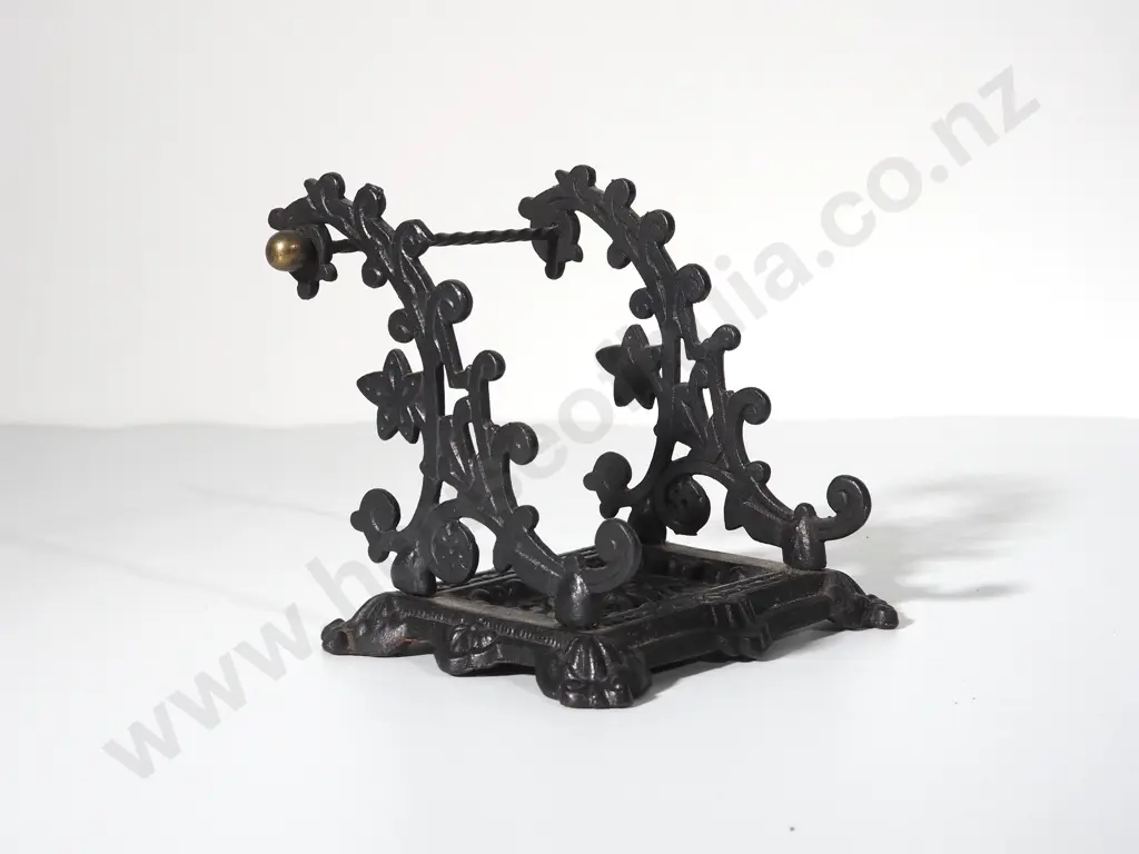 Cast Iron Pen Holder Image 1++