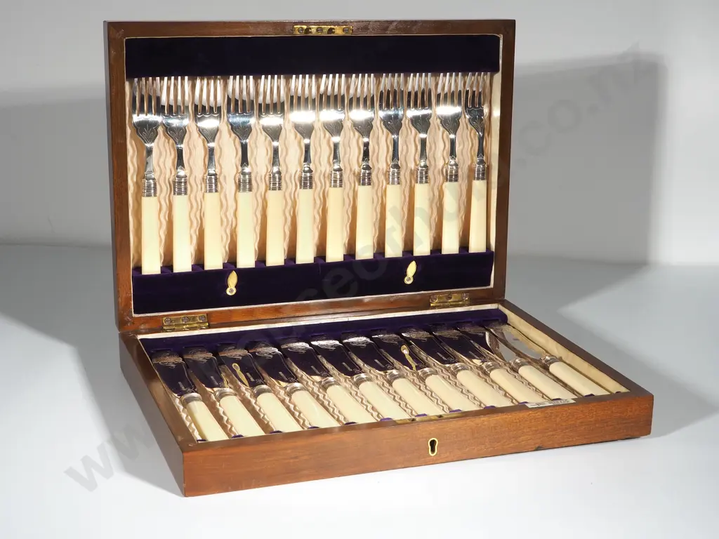 Mahogany Cased Walker & Hall 12 Place Fish Knives & Forks: As New  Image 1++
