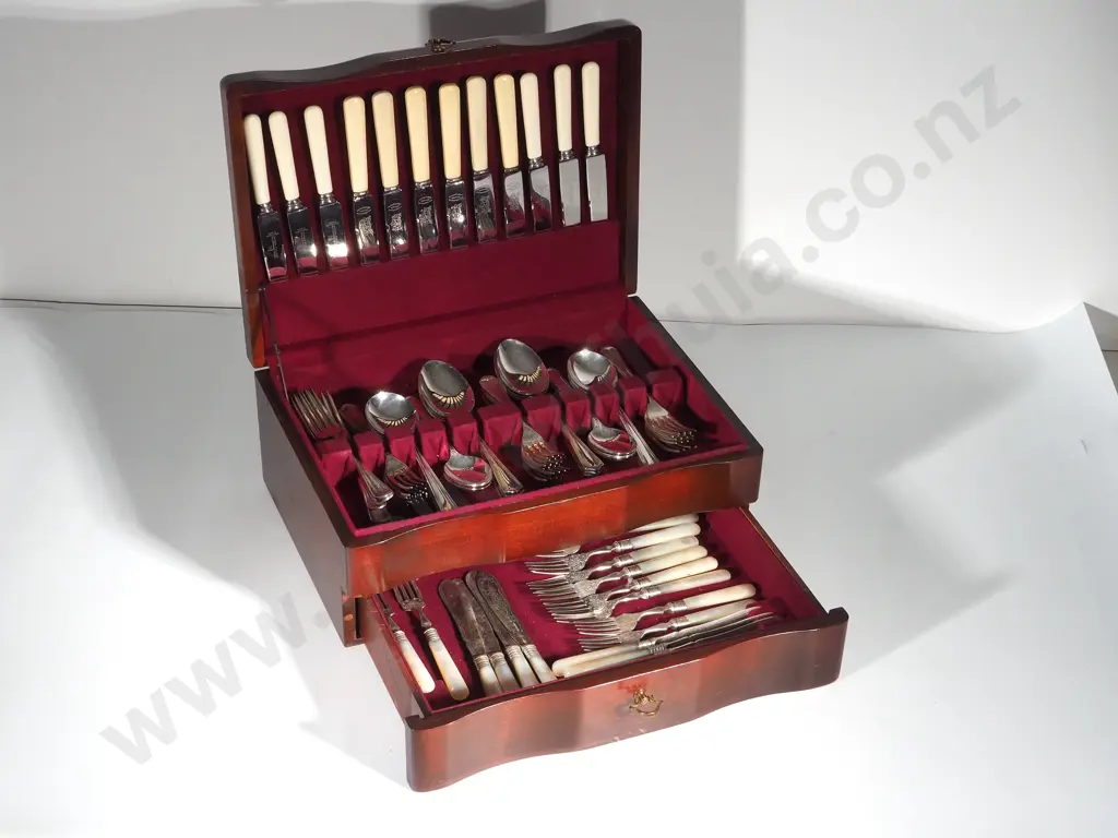 Substantial Mahogany Cased Cutlery Set Image 1++