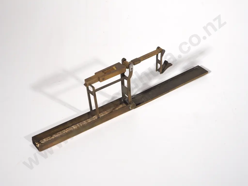 Antique Brass Sovereign Scales Image 1++