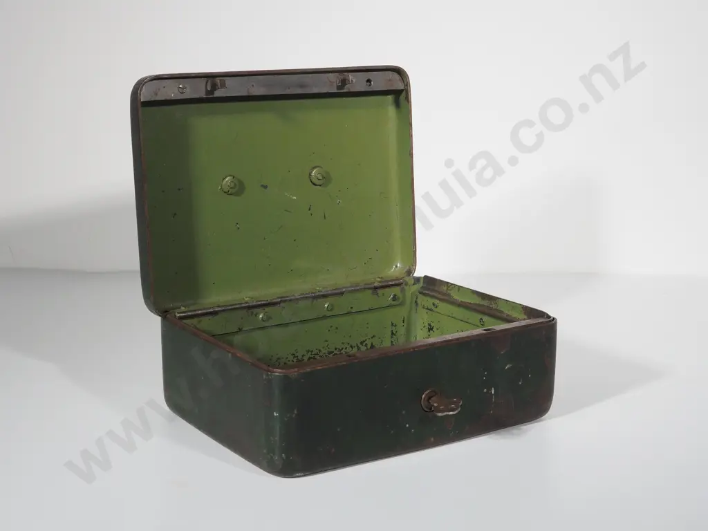 A Substantial Metal Cash Box w Working Key Image 1++