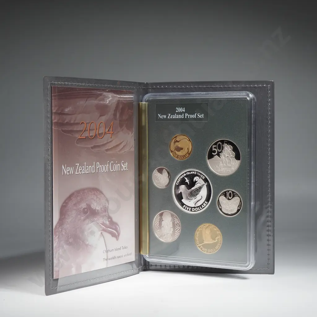 2004 New Zealand Proof Coin Set w Silver Proof Five Dollar Coins  Image 1++