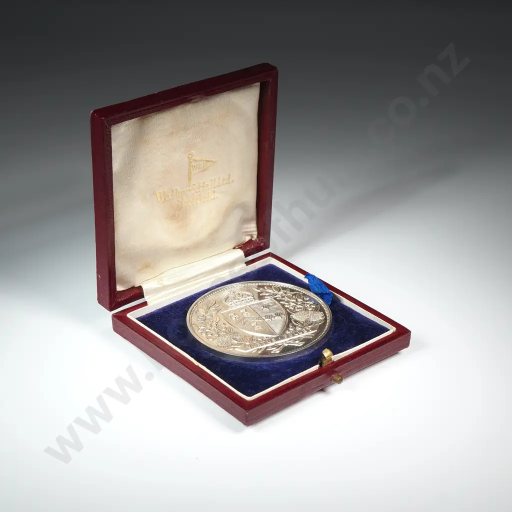 Cased sterling silver medal “KING’S COLLEGE SPORTS MEDAL”, engraved “1932 / 100 YDS JUNIOR CUP / I. M. BELL / ATHLETICS”, 50mm, 56.9 grams Image 1++