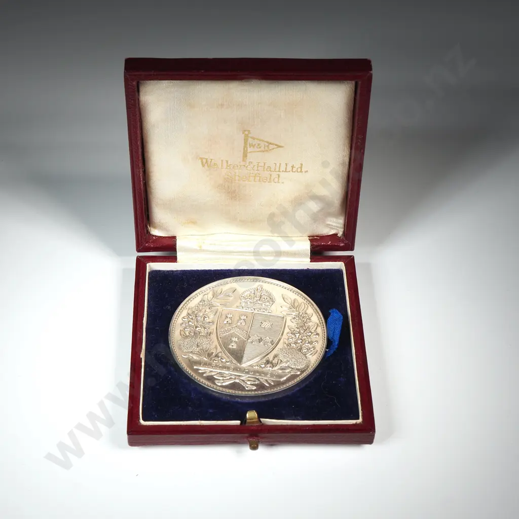 Cased sterling silver medal “KING’S COLLEGE SPORTS MEDAL”, engraved “1932 / 100 YDS JUNIOR CUP / I. M. BELL / ATHLETICS”, 50mm, 56.9 grams Image 1++