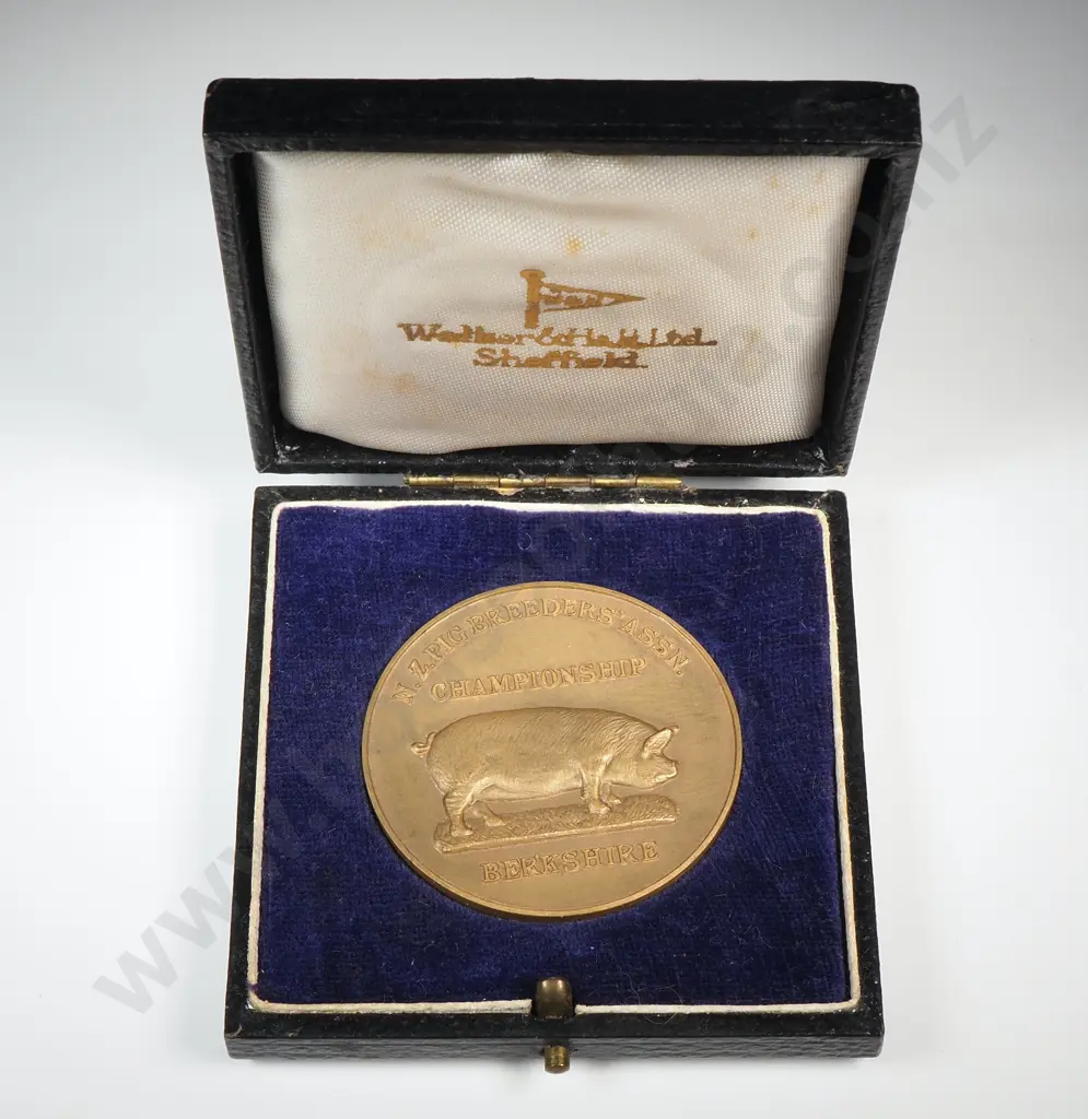 Cased bronze medal “N.Z. PIG BREEDERS ASSN / CHAMPIONSHIP / BERKSHIRE”, engraved “M.B. SHOW / 1944 / H. R. MANNING”, 42mm Image 1++