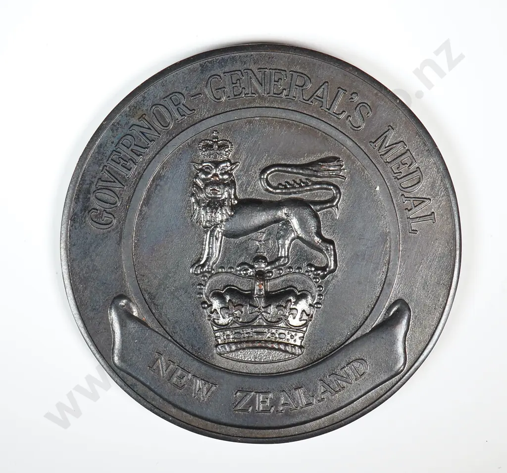 Bronze medal “GOVERNOR-GENERAL’S MEDAL / NEW ZEALAND”, “PRESENTED TO”, 57mm Image 1++