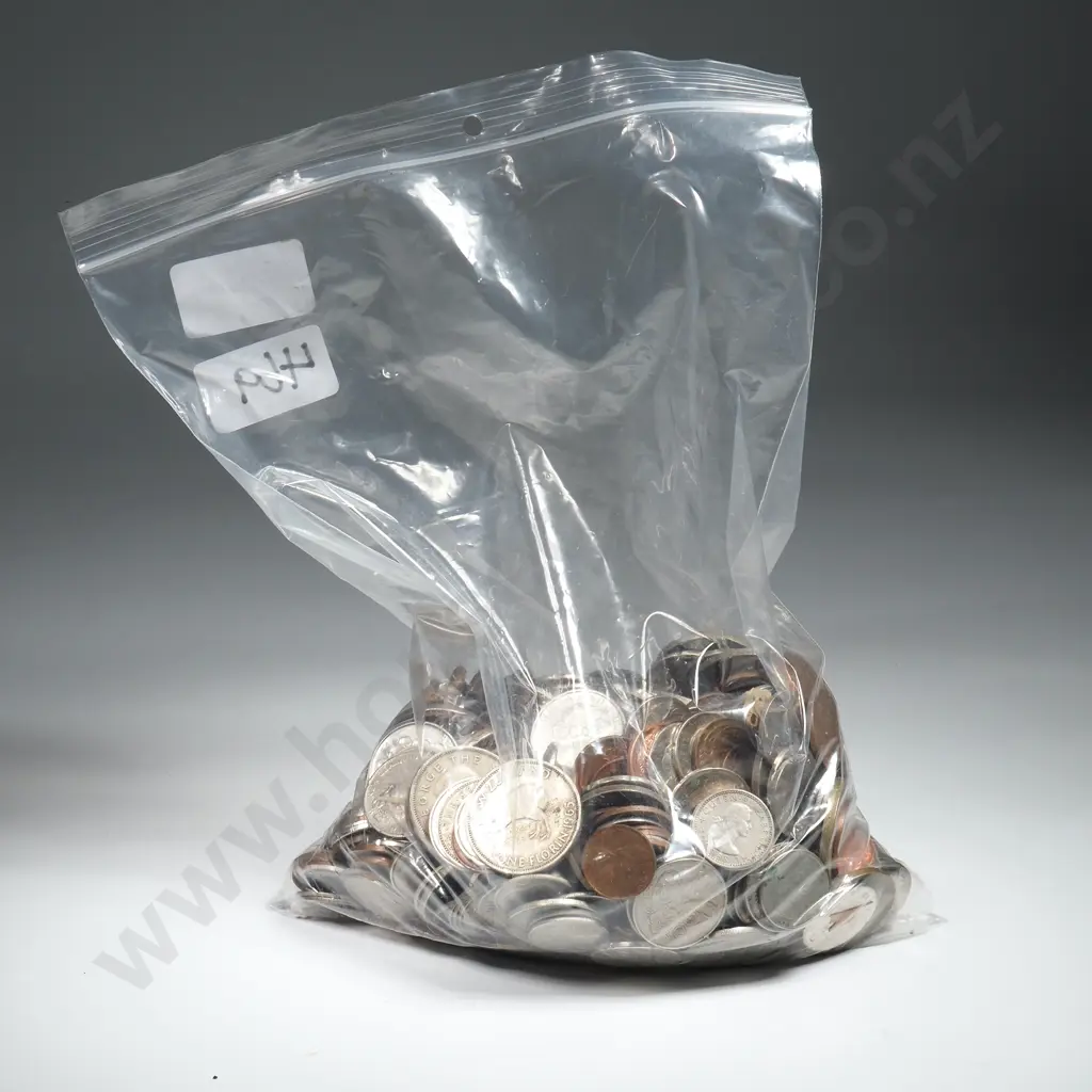 Large Assorted Lot of Mainly New Zealand Decimal Currency  Image 1++