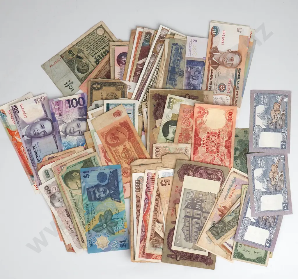 Approx 140 Mainly Antique/ Vintage  World Banknotes Image 1++