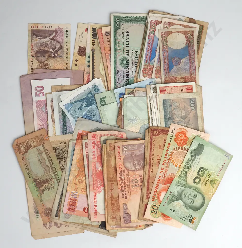 Approx 100 Vintage World Banknotes Image 1++