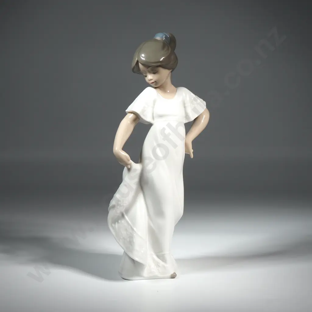 Vintage LLadro Nao Figurine 'How Pretty' Model Image 1++