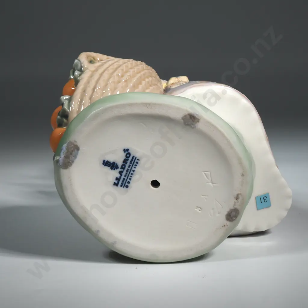 Lladro Figurine 'Miss Valencia'  Model Image 1++