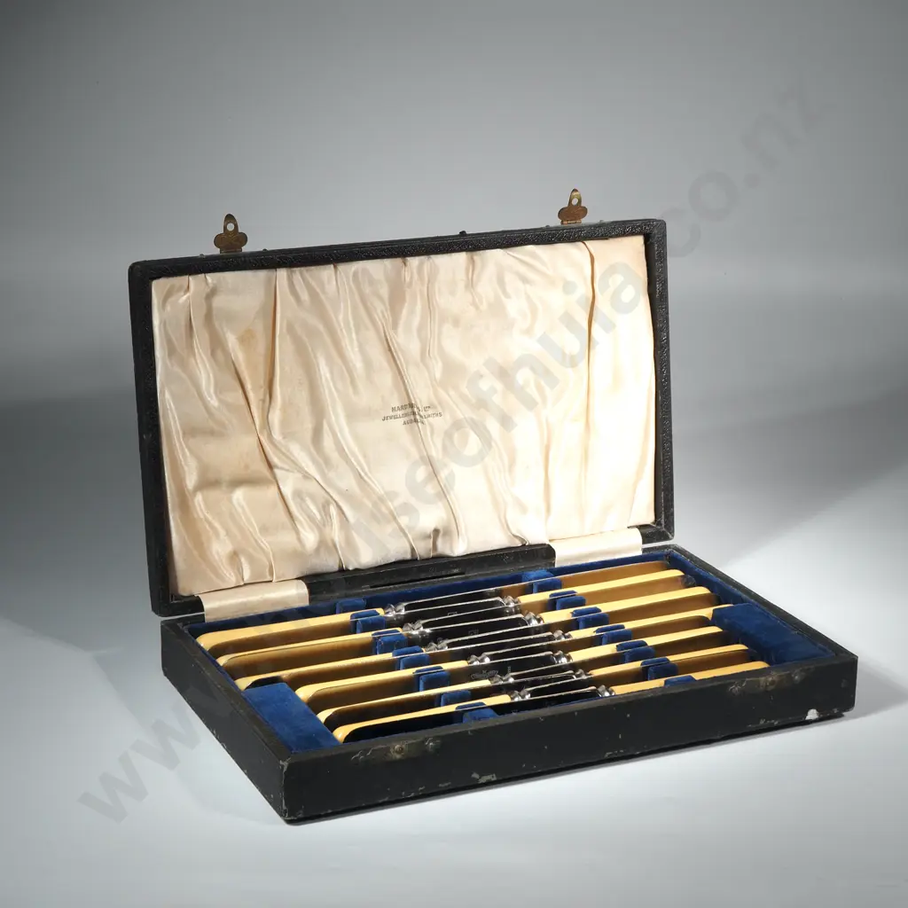 Cased Set of Sixteen Joseph Rogers & Sons Table Knives Image 1++