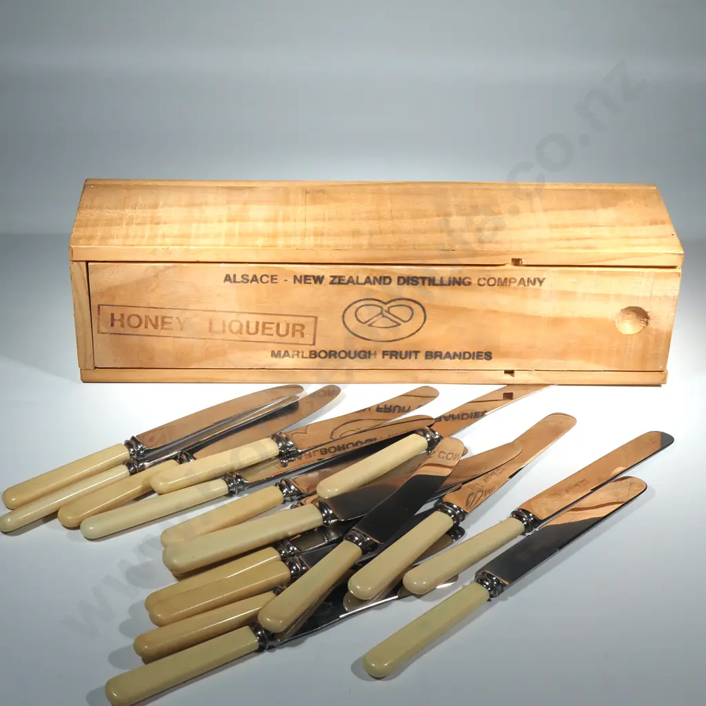 Bone Handled Dinner Knives in Honey Liqueur Marlborough Fruit Brandies Wooden Box Image 1++