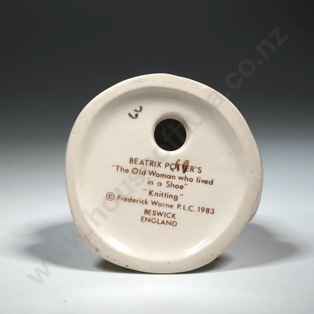 Beswick Figure - The Old Woman Who Lived in a Shoe Knitting Image 1++