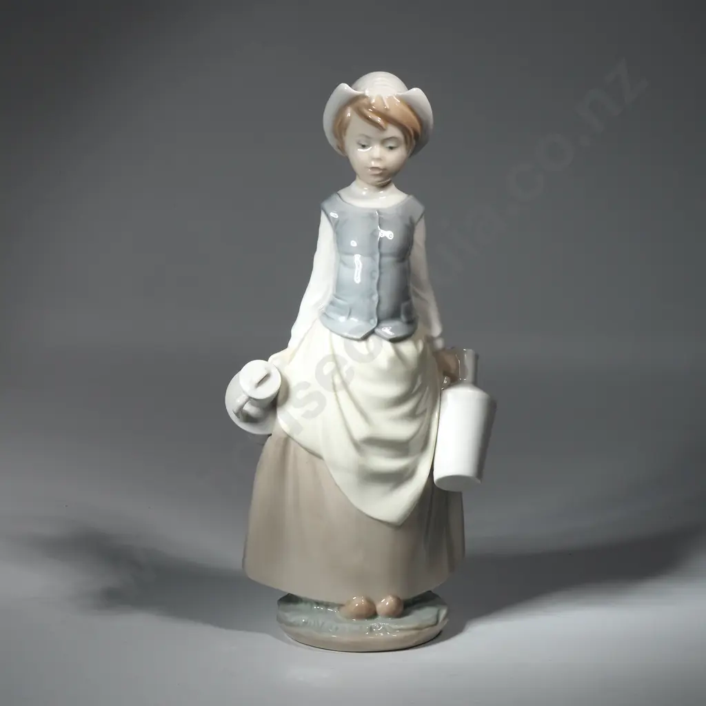 Lladro Porcelain Figure "Girl With Milk Cans" Image 1++