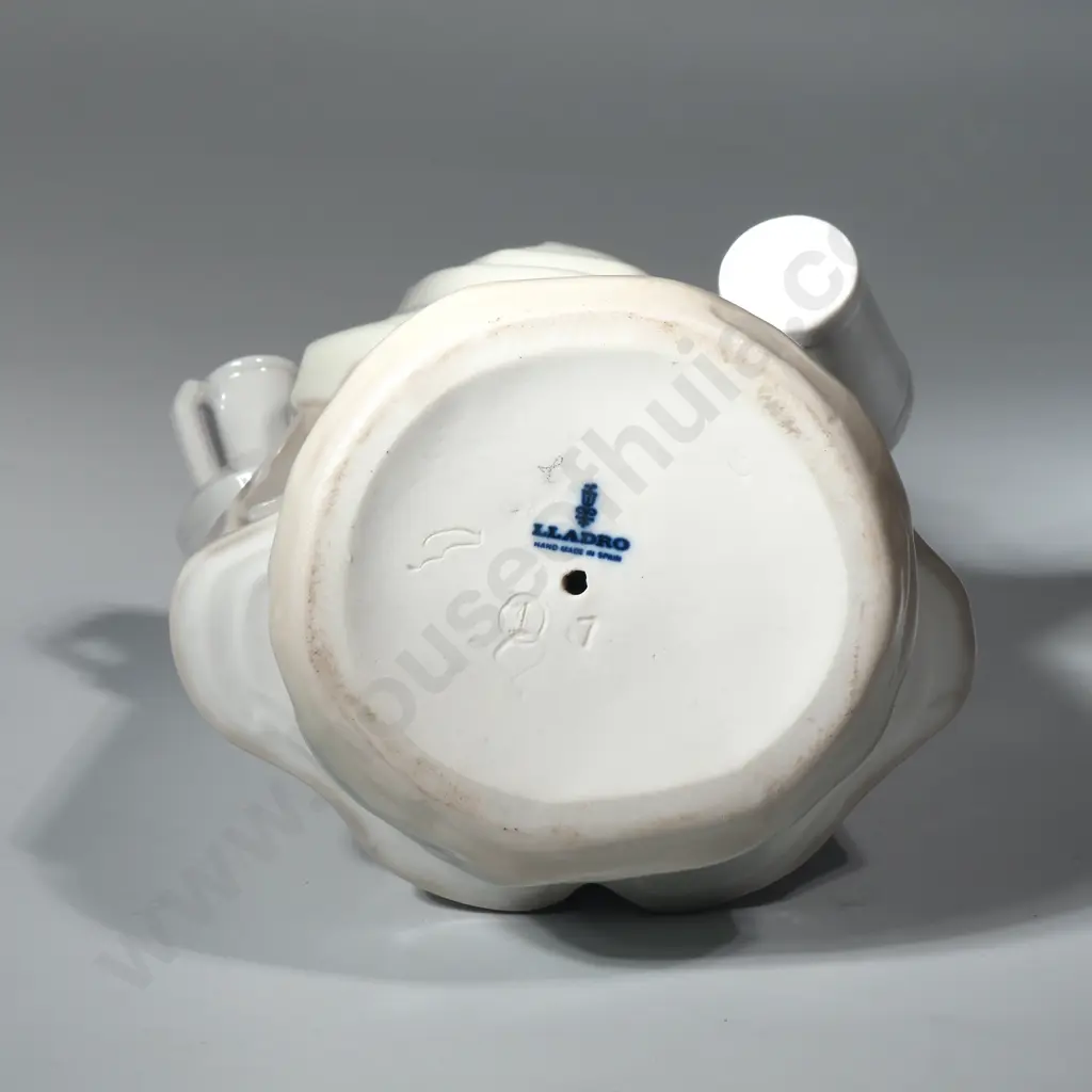 Lladro Porcelain Figure "Girl With Milk Cans" Image 1++