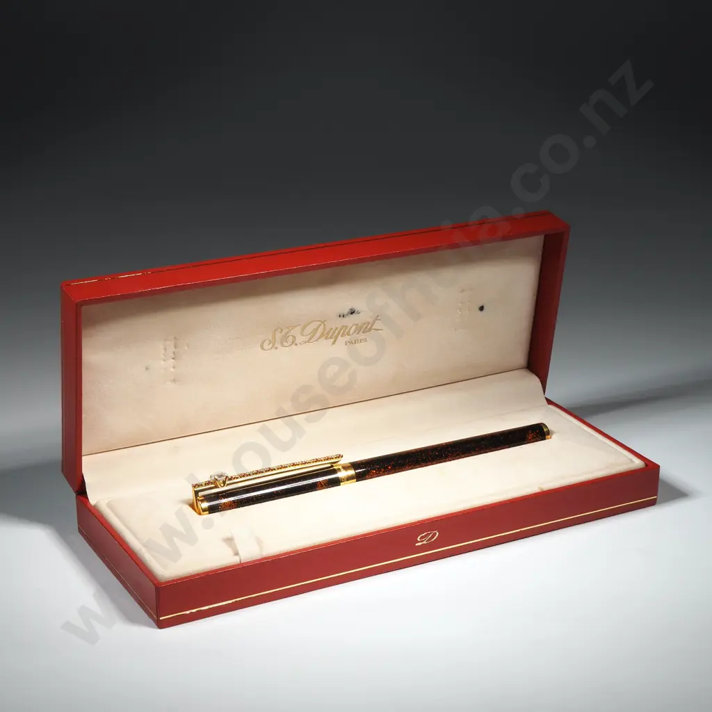 Vintage S.T Dupont Fountain Pen from "Laque De Chine" Collection Featuring the Poudre D'Or Design Image 1++